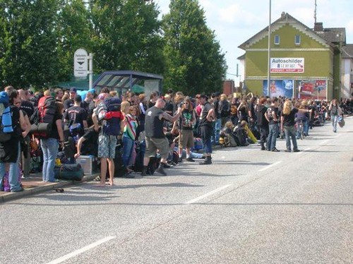 Roy Doron Itzehoe waiting for bus to Wacken